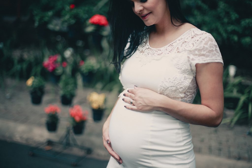 8-easy-tips-on-how-to-stay-positive-during-pregnancy-dr-samyak-tiwari